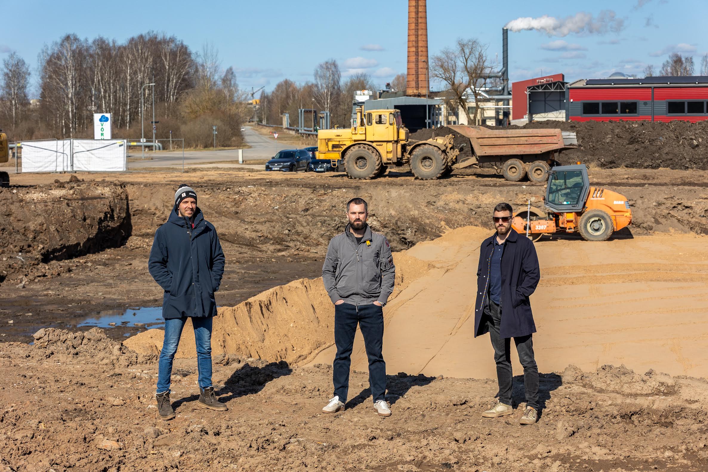 Kagu Reketikeskuse rajamise taga seisavad kolm Võrumaa meest. Fotol vasakult Rasmus Kolling, Averi Ots ja Andre Treial. Tagaplaanil Põllu 19 kinnistu, kus praegu tegeletakse kaevetööde ja pinnase ettevalmistusega. Foto: AIGAR NAGEL